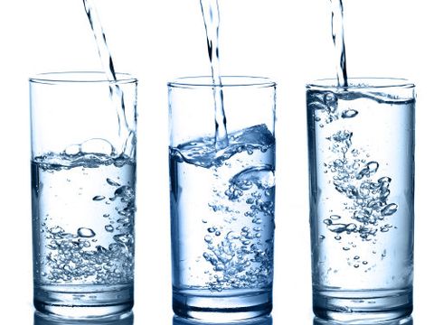 fünf Gläser mit Wasser
