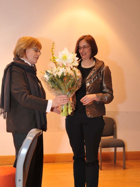 Dr. Marianne Suhr gratuliert Anke Harbs, Foto: Andreas Fritsch