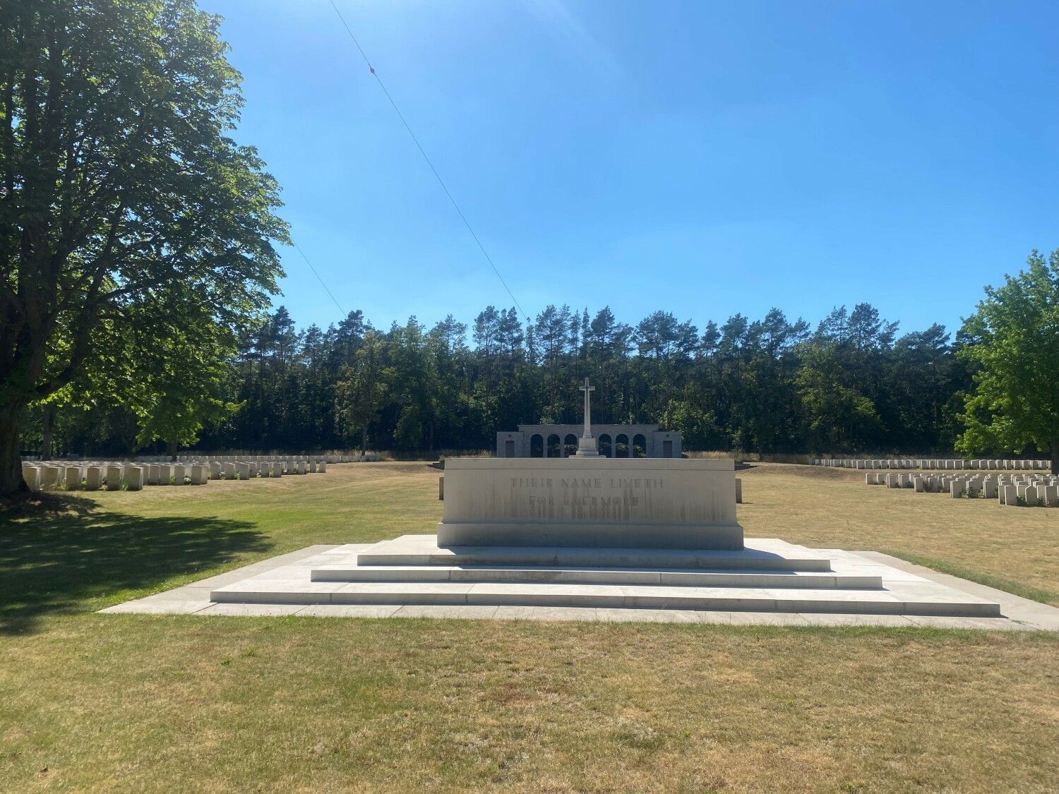 Bildvergrößerung: Britischer Soldatenfriedhof, Gedenkstein mit Inschrift.