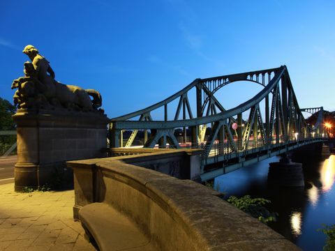 Enlarge photo: Glienicker Brücke bei Nacht