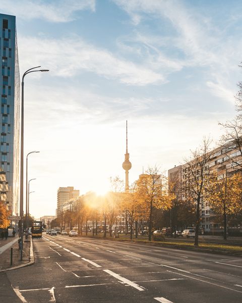 Stadtansicht mit Blick zum Alexanderplatz im Morgenlicht