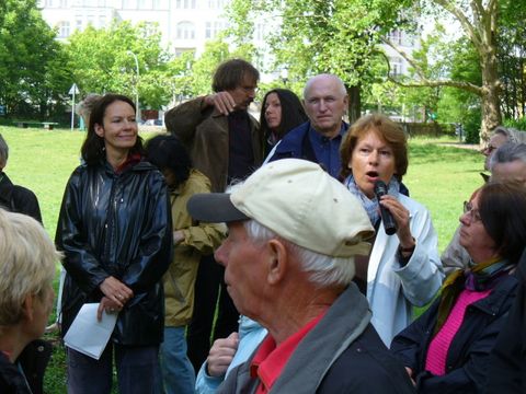 Martina Schmiedhofer (links), Prof. Klaus W. Döring (hinten Mitte) und Irene Fritsch (am Mikro), Foto: KHMM