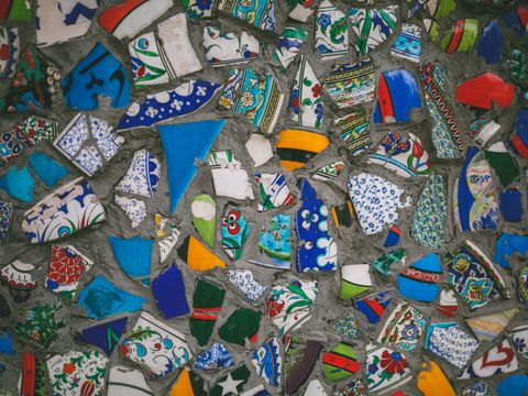 Mosaik aus bunten Keramikscherben