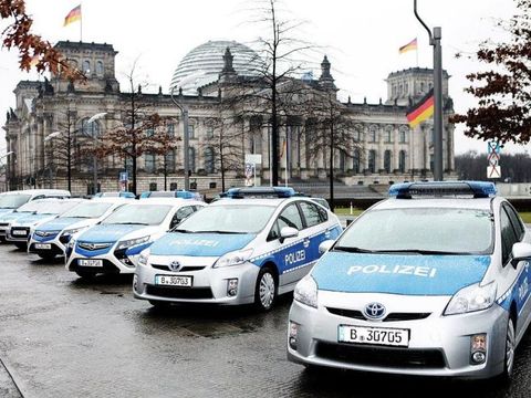 Polizeifahrzeuge vor dem Reichstag