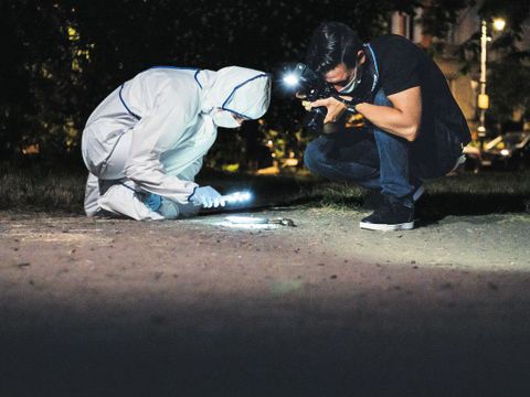 Die Spurensicherung bei einer Tatortuntersuchung bei Nacht