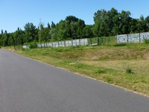 Enlarge photo: Reste der Hinterlandmauer am Landschaftspark Rudow/Altglienicke