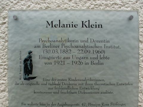 Gedenktafel für Melanie Klein an dem Haus Augsburger Str. 23, Foto: KHMM