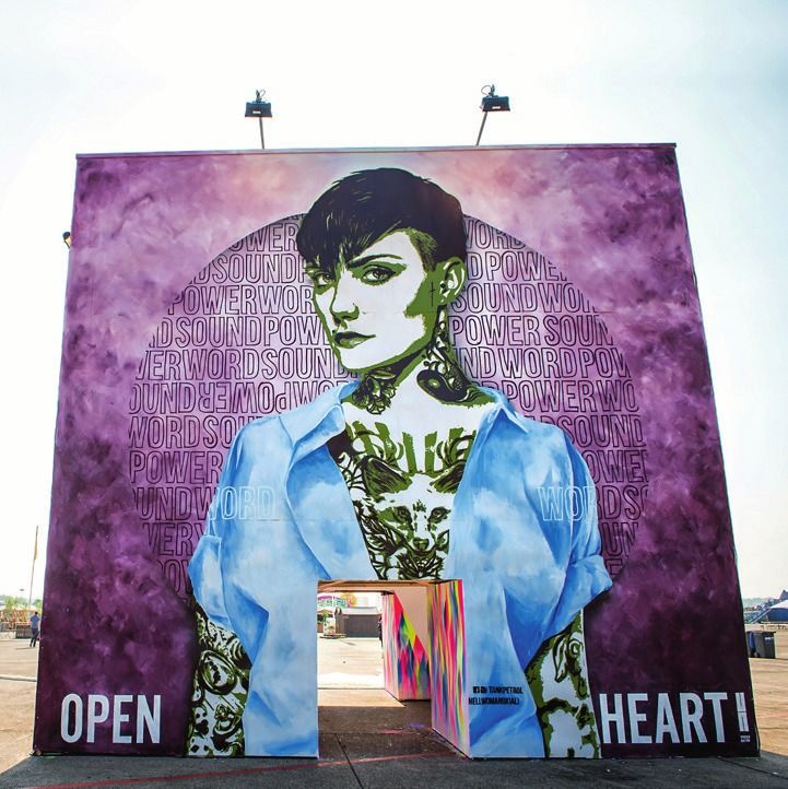 Street Art-Installation des Künstlers Tankpetrol aus Manchester auf dem Lollapalooza-Festival 2015 auf dem Tempelhofer Feld