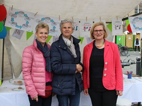 Bildvergrößerung: Zwei Vertreterinnen der Gruppe "NUR-MUT!" mit Bezirksbürgermeisterin Angelika Schöttler