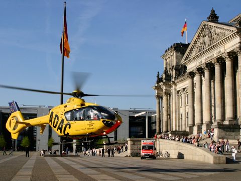 Rettungshubschrauber landet vor dem Reichstag in Berlin