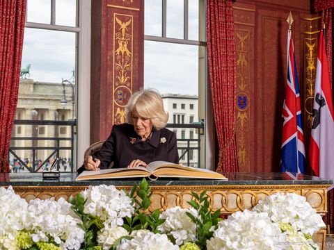 Königin-Gemahlin Camilla trägt sich in das Goldene Buch von Berlin ein