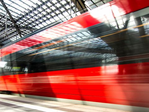 Ein Zug fährt im Berliner Hauptbahnhof ein