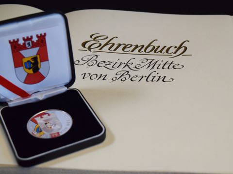 Bezirksverdienstmedaile mit Ehrenbuch des Bezirks Mitte