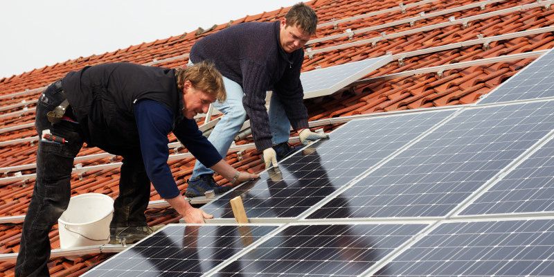 Installation von Solarmodulen auf dem Dach