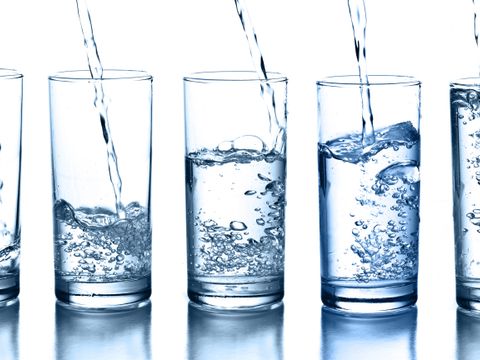 fünf Gläser mit Wasser