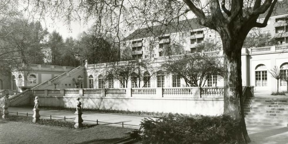 Schwarz-weiß-Ansicht der Galerie im Körnerpark mit seinen hohen Arkadenfenstern und entlaubten Bäumen.