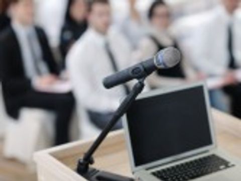 Laptop auf Podium bei einer Konferenz