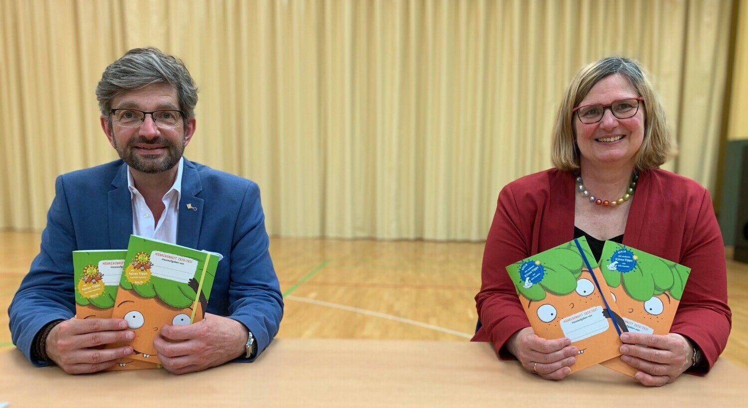 Bezirksbürgermeisterin Angelika Schöttler und Stadtrat Oliver Schworck mit den Möhrchenheften