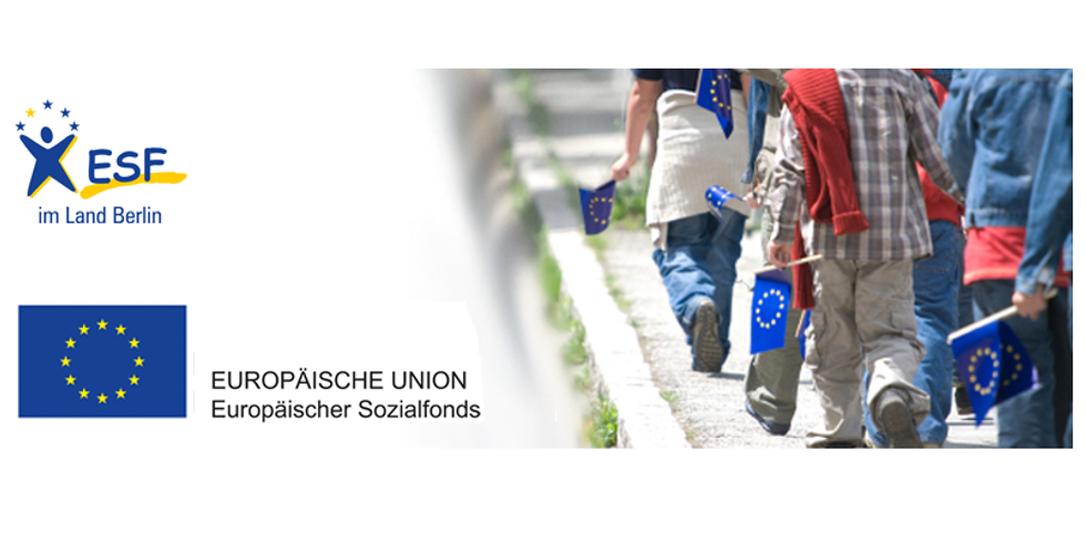 ESF-Logo, EU-Logo und Menschen mit EU-Fahne auf der Straße