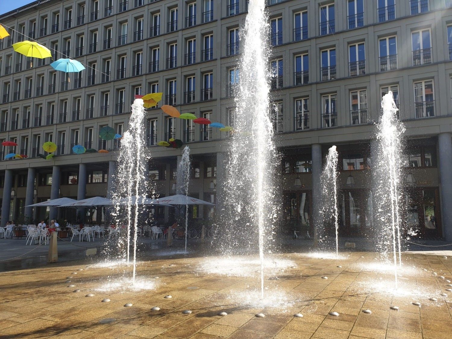 Der Springbrunnen auf dem Walter-Benjamin-Platz.