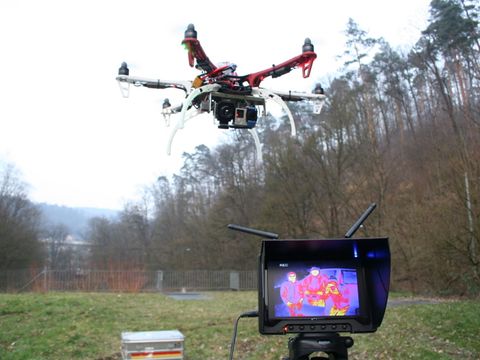 fliegende Drohne und Wiedergabebildschirm des Wärmebildes der Kamera