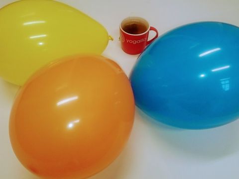 Eine Tasse Tee mit drei Luftballons