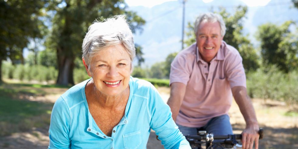 Älteres Paar auf Land-Radtour