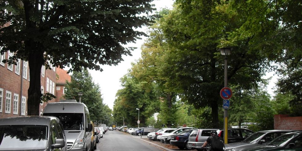 Blick in die Schönstraße, links der Holländerhof, rechts die Parkklinik