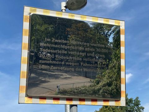 Bildvergrößerung: Denkzeichen zur Erinnerung an die Ermordeten der NS-Militärjustiz am Murellenberg