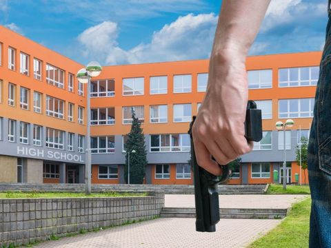  Junge bewaffneten Mann hält Pistole in der Hand an einem öffentlichen Ort 