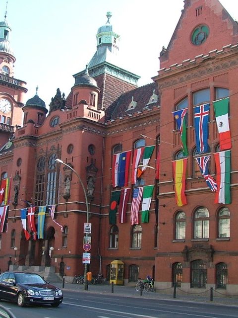 Rathaus mit Flaggen