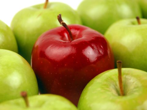 grüne Äpfel und ein roter Apfel