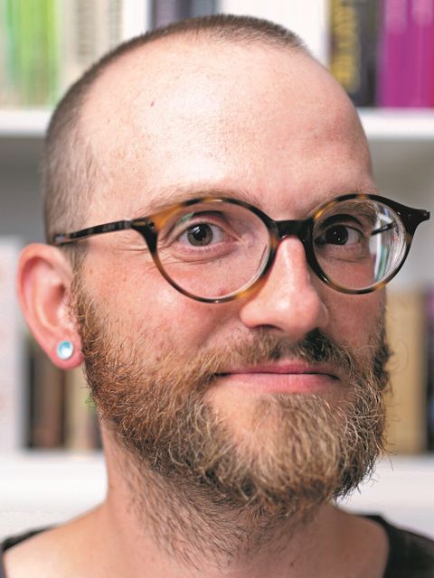 Bildvergrößerung: Portraitfotografie eines Mannes mit Brille und Bart