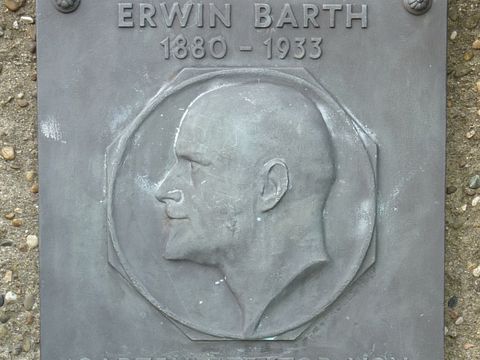 Gedenktafel für Erwin Barth am westlichen Eingang zum Mierendorffplatz, 27.7.2011, Foto: KHMM