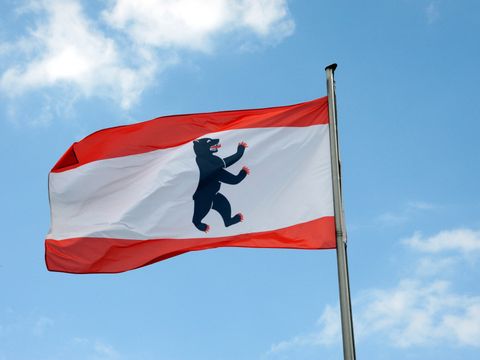 Landesflagge von Berlin mit einem nach rechts schauenden Berliner Bären