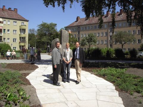 Übergabe des neu gestalteten Goebelplatzes am 30.5.2011 mit dem Landschaftsarchitekten Eckert, Frau Seligmann vom Grünflächenamt und Baustadtrat Klaus-Dieter Gröhler( von links), Foto: Reuße