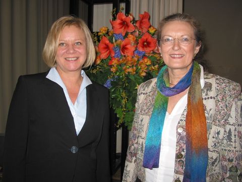 Frau in Verantwortung - Preisträgerinnen 2008: v.r. Bezirksbürgermeisterin Monika Thiemen und Preisträgerin Dagmar Vogt