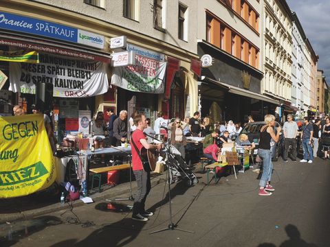 Bild vom Straßenfest am Zentrum Kreuzberg von Karsten Weng erschienen im "Kotti Kalender 2018"