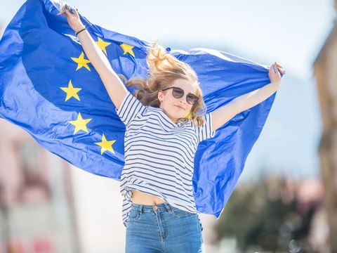 Mädchen springt mit EU-Fahne in die Luft