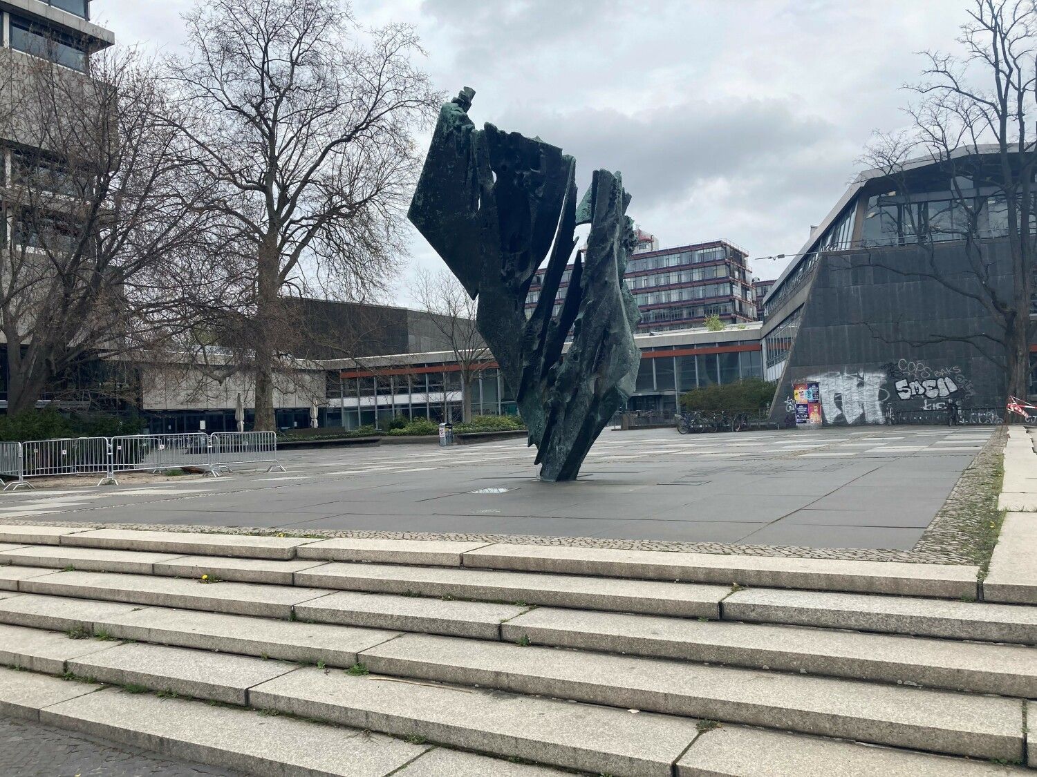 Skulptur am Ernst-Reuter-Platz (die Flamme)