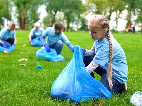 Kinder sammeln Müll im Park