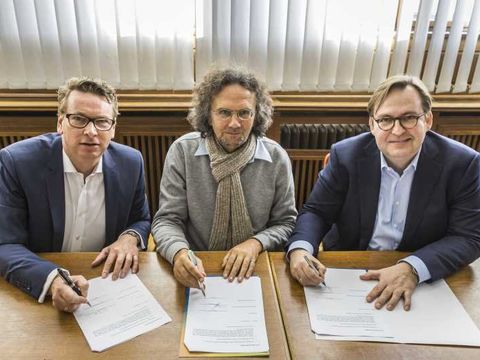 Die Herren Trunk (Vertriebsvorstand GASAG), Schruoffeneger (Bezirksstadtrat) und Mattat (Geschäftsführer GASAG Solution Plus) unterzeichnen einen Vertrag