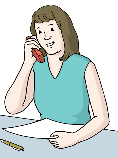 Eine Frau hält ein Blatt Papier und telefoniert