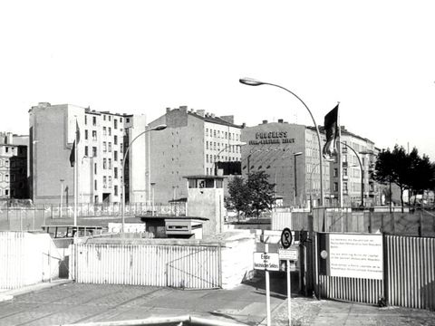 Enlarge photo: Grenzübergang Chausseestraße Ecke Liesenstraße 1970