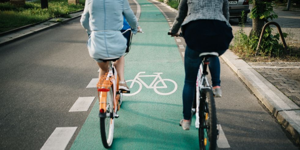 Fahrradfahrerinnen auf grünem Fahrradstreifen