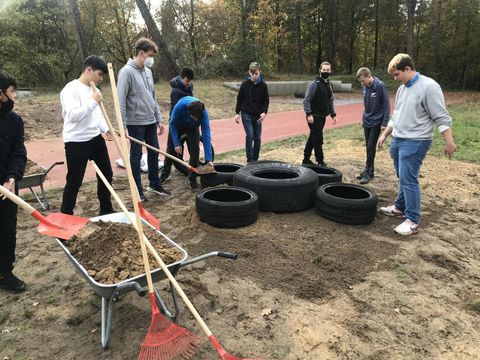 Albrecht-Haushofer-Schule: Erste Arbeiten zur Erweiterung des Schulgartens für das Erasmus-Projekt