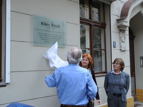 Enthüllung der Gedenktafel mit Dr. Marianne Suhr (rechts), 7.6.2010, Foto: Andreas Fritsch