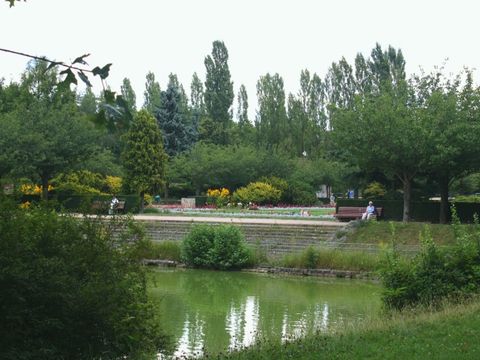 Bildvergrößerung: Ansicht des Volksparks Mariendorf mit Teich