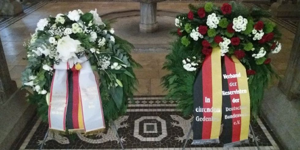 Kränze zum Volstrauertag in der Gedenkhalle des Rathauses Charlottenburg