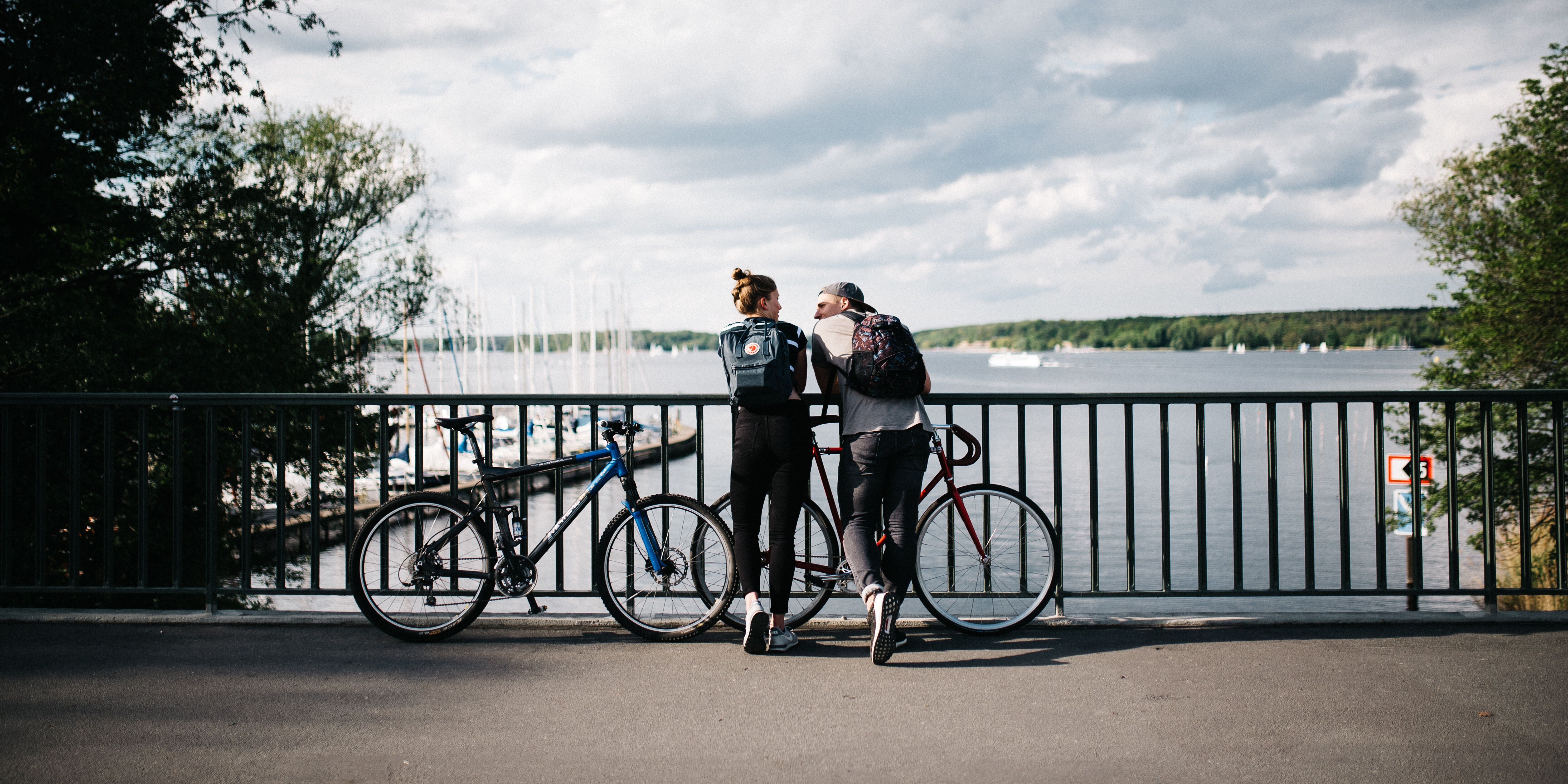 Pärchen mit Fahrrädern mit blick auf den Wannsee